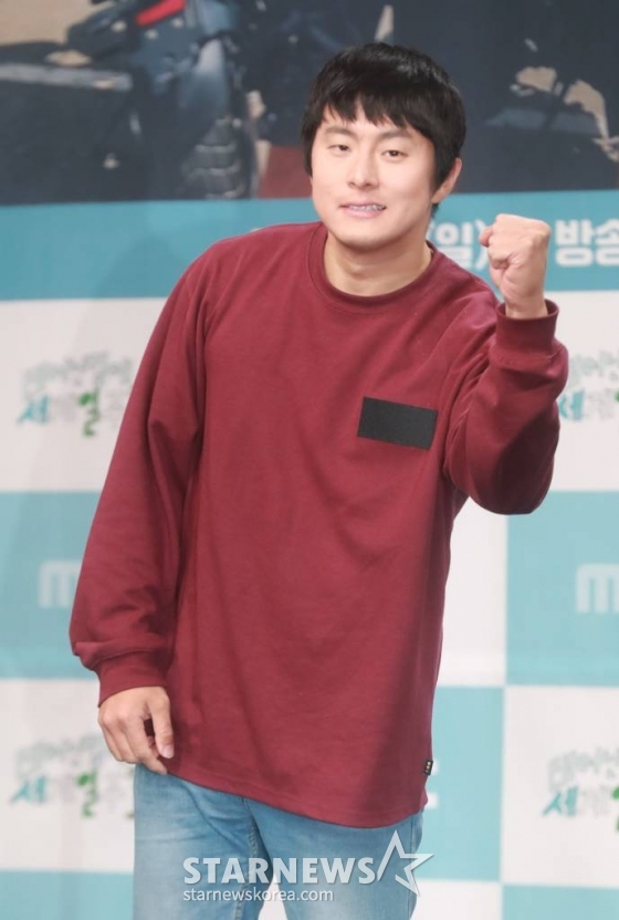 만화가 기안84가 23일 오후 서울 상암동 MBC 골든마우스홀에서 진행된 예능 프로그램 '태어난 김에 세계일주3' 제작발표회에 참석해 포즈를 취하고 있다. /2023.11.23 /사진=이동훈