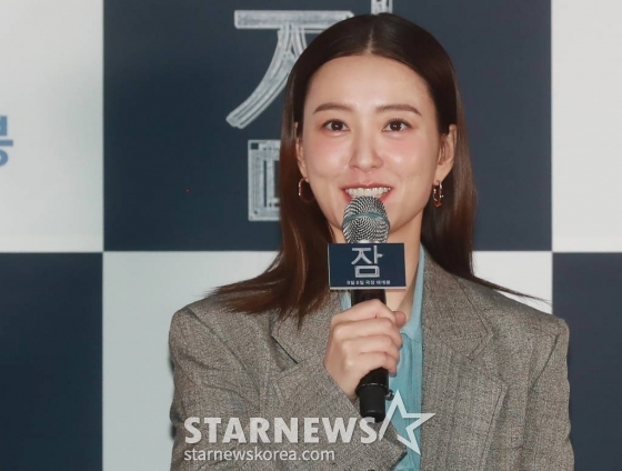 배우 정유미가 18일 오후 서울 롯데시네마 건대입구점에서 진행된 영화 '잠'(감독 유재선) 언론시사회에 참석해 질문에 답하고 있다. 행복한 신혼부부 현수와 수진을 악몽처럼 덮친 남편 현수의 수면 중 이상 행동, 잠드는 순간 시작되는 끔찍한 공포와 비밀을 풀기 위해 애쓰는 두 사람의 이야기를 그린 영화 '잠'은 9월 6일 개봉한다. /2023.08.18 /사진=이동훈