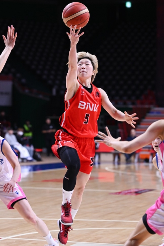 BNK 안혜지가 29일 부산 사직체육관에서 열린 삼성생명과 홈경기에서 레이업을 시도하고 있다. /사진=WKBL
