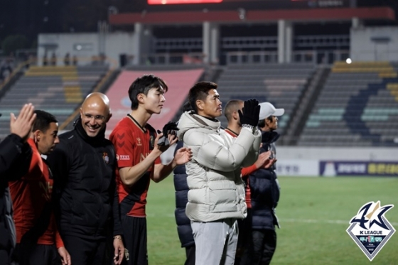 팬들에게 인사하는 설기현 경남FC 감독(오른쪽). /사진=한국프로축구연맹 제공