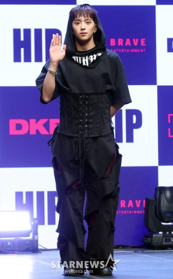 그룹 다크비(DKB) 디원이 30일 오후 서울 광진구 건국대학교 새천년관 대공연장에서 진행된 미니 7집 'HIP'(힙) 발매 기념 쇼케이스에 참석해 포즈를 취하고 있다. 다크비의 이번 앨범에는 타인의 시선에서 벗어나 진정한 '나'를 발견하고, 줏대 있게 성장하겠다는 여덟 멤버의 강인한 의지가 담겼다. 2023.11.30 /사진=김창현