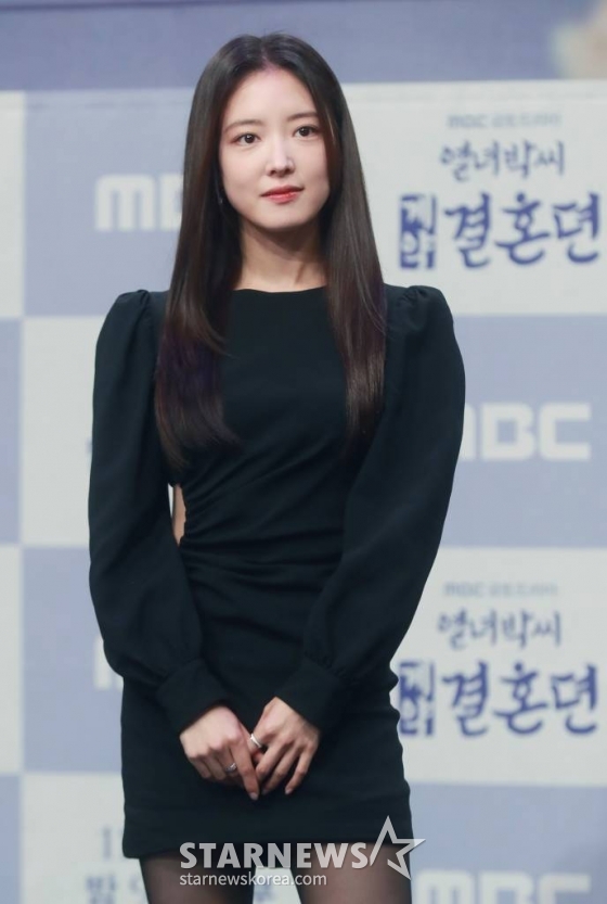 배우 이세영이 22일 오후 서울 마포구 상암동 MBC에서 진행된 금토드라마 '열녀박씨 계약결혼뎐' 제작발표회에 참석해 포즈를 취하고 있다. 죽음을 뛰어넘어 2023년 대한민국에 당도한 19세기 욕망 유교걸 박연우와 21세기 무감정끝판왕 강태하의 금쪽같은 계약결혼 스토리 '열녀박씨 계약결혼뎐'은 오는 24일 첫 방송된다. /2023.11.22 /사진=이동훈