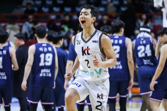 KT 허훈이 지난달 30일 KCC와 원정경기를 승리한 후 기뻐하고 있다. /사진=KBL