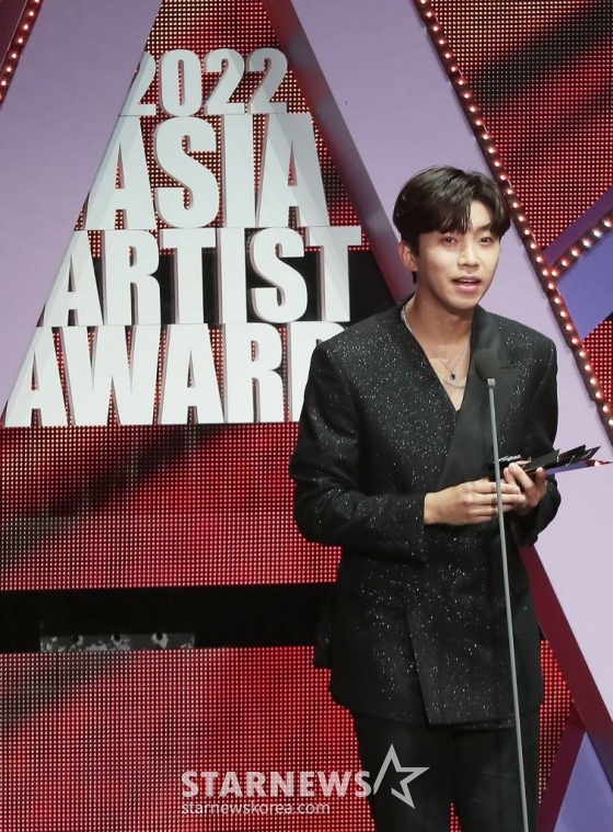 가수 임영웅이 '2022 Asia Artist Awards IN JAPAN'(2022 아시아 아티스트 어워즈, 이하 2022 AAA)에서 DCM 인기상을 수상한 뒤 소감을 말하고 있다. /사진=김창현 기자 chmt@