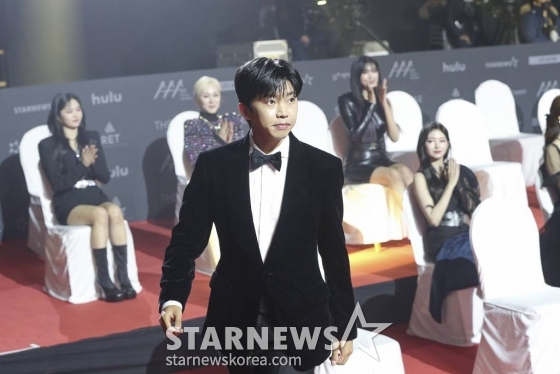 가수 임영웅 2021 Asia Artist Awards (2021 아시아 아티스트 어워즈, 2021 AAA) 시상식에서 수상을 위해 무대로 향하고 있다.