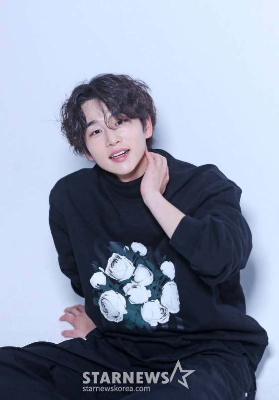 배우 김윤우가 최근 서울 종로구 스타뉴스 사옥에서 진행된 MBC 금토드라마 '연인' 종영 인터뷰에 앞서 포즈를 취하고 있다.  '연인'은 병자호란을 겪으며 엇갈리는 연인들의 사랑과 백성들의 생명력을 다룬 휴먼역사멜로 드라마. '연인'은 지난 8월부터 파트1 10회, 파트2 10회에, 인기에 따른 추가 1회 연장으로 총 21회가 방송됐고 지난 18일 종영했다.  김윤우는 극중 양반이자 장사치인 미스터리한 사내 이장현(남궁민 분)과 동행하는 조선 최고의 소리꾼 량음 역을 맡았다. 량음은 어린시절 노비로 고역 당하던 자신을 구해준 장현을 평생 짝사랑했지만, 장현은 그런 마음을 아는지 모르는지 양가 댁 애기씨 유길채(안은진 분)와 연모의 정을 나눴고 량음은 장현을 애증했다. 량음은 혜민서 지하에 갇혀 이장현만 찾던 백발의 광인으로 비춰지며 '연인'의 시작과 끝을 장식, 섬세한 감정 열연으로 시청자들의 가슴을 먹먹하게 만들었다. /사진=김창현