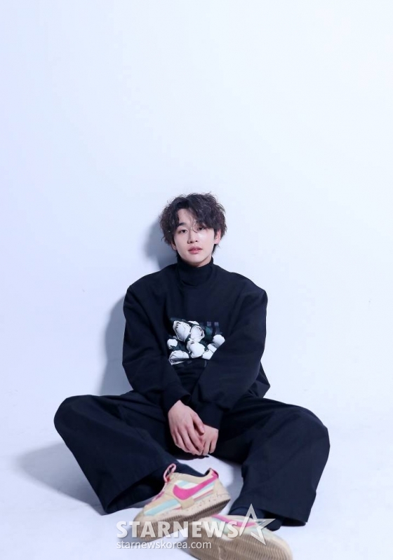 배우 김윤우가 최근 서울 종로구 스타뉴스 사옥에서 진행된 MBC 금토드라마 '연인' 종영 인터뷰에 앞서 포즈를 취하고 있다.  '연인'은 병자호란을 겪으며 엇갈리는 연인들의 사랑과 백성들의 생명력을 다룬 휴먼역사멜로 드라마. '연인'은 지난 8월부터 파트1 10회, 파트2 10회에, 인기에 따른 추가 1회 연장으로 총 21회가 방송됐고 지난 18일 종영했다.  김윤우는 극중 양반이자 장사치인 미스터리한 사내 이장현(남궁민 분)과 동행하는 조선 최고의 소리꾼 량음 역을 맡았다. 량음은 어린시절 노비로 고역 당하던 자신을 구해준 장현을 평생 짝사랑했지만, 장현은 그런 마음을 아는지 모르는지 양가 댁 애기씨 유길채(안은진 분)와 연모의 정을 나눴고 량음은 장현을 애증했다. 량음은 혜민서 지하에 갇혀 이장현만 찾던 백발의 광인으로 비춰지며 '연인'의 시작과 끝을 장식, 섬세한 감정 열연으로 시청자들의 가슴을 먹먹하게 만들었다. /사진=김창현