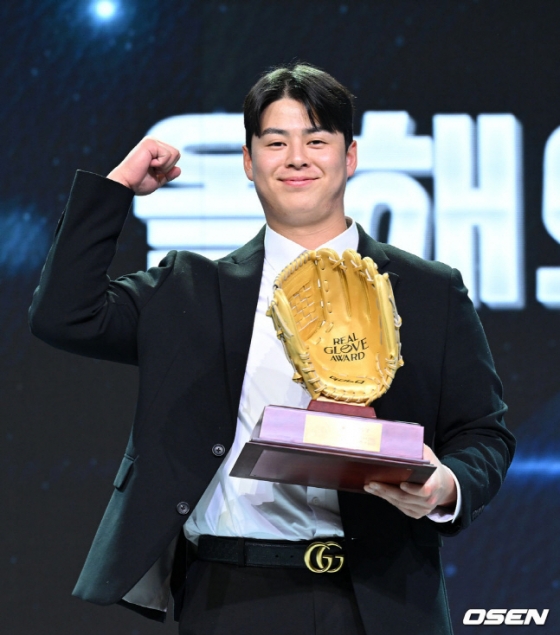 한화 노시환이 1일 '2023 마구마구 리얼글러브 어워드'에서 영예의 올해의 선수상을 수상하고 포즈를 취하고 있다.