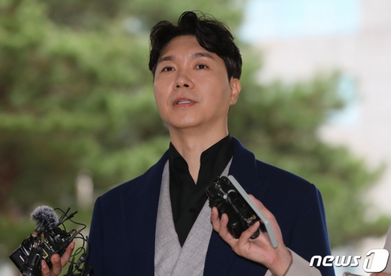 (서울=뉴스1) 임세영 기자 = 방송인 박수홍이 15일 오후 서울 마포구 서울서부지방법원에서 특정경제범죄 가중처벌 등에 관한 법률(횡령) 위반 혐의로 기소된 친형 박 모씨와 배우자 이 모씨에 대한 4차 공판에 증인으로 출석하며 취재진의 질문에 답하고 있다. 2023.3.15/뉴스1 Copyright (C) 뉴스1. All rights reserved. 무단 전재 및 재배포 금지.