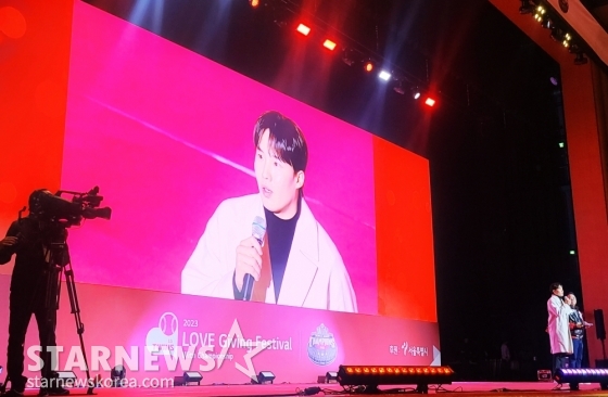 임찬규가 2일 서울 동대문구 회기동 경희대학교 평화의 전당에서 열린 LG 트윈스의 러브 기빙 페스티벌 위드 챔피언십 현장을 찾아 팬들에게 인사하고 있다. /사진=김우종 기자