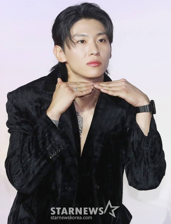 방송인 덱스가 4일 오전 서울 용산구 아이파크몰 CGV에서 진행된 넷플릭스 예능 '솔로지옥3' 제작발표회에 참석해 포즈를 취하고 있다. '솔로지옥3'는 커플이 돼야 나갈 수 있는 외딴 섬 '지옥도'에서 펼쳐지는 솔로들의 솔직한 연애기를 그린다. 오는 12일 공개. 2023.12.04 /사진=김창현