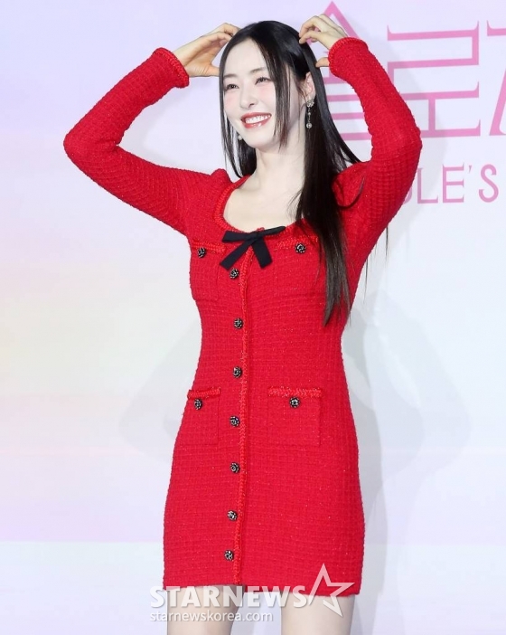 가수 이다희가 4일 오전 서울 용산구 아이파크몰 CGV에서 진행된 넷플릭스 예능 '솔로지옥3' 제작발표회에 참석해 포즈를 취하고 있다. '솔로지옥3'는 커플이 돼야 나갈 수 있는 외딴 섬 '지옥도'에서 펼쳐지는 솔로들의 솔직한 연애기를 그린다. 오는 12일 공개. 2023.12.04 /사진=김창현