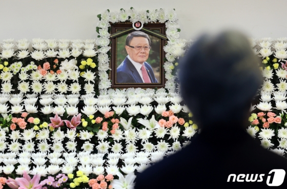 (서울=뉴스1) 김진환 기자 = 3일 오후 서울 종로구 서울대학교병원 장례식장에 '저 하늘에도 슬픔이' 등의 작품을 내놓으며 1960년대 한국 영화를 이끈 故 김수용 감독의 빈소가 마련돼 있다. 1929년생인 김수용 감독은 1958년 ‘공처가’를 연출하며 영화계에 발을 들였고, 이후 ‘버림받은 천사’(1960) ‘굴비’ (1963), ‘저 하늘에도 슬픔이’(1965), ‘갯마을’(1965), ‘토지’(1974), ‘중광의 허튼소리’(1986) 등 109편의 작품을 연출했다. 장례는 영화인장으로 치러진다. 정지영 감독과 배우 안성기, 양윤호 영화인총연합회장 등이 공동장례위원장을 맡았다. 2023.12.3/뉴스1 Copyright (C) 뉴스1. All rights reserved. 무단 전재 및 재배포, AI학습 이용 금지.