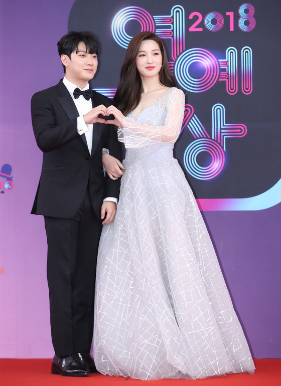 (서울=뉴스1) 권현진 기자 = 최민환, 율희 부부가 22일 서울 영등포구 여의도동 KBS 본관 시청자광장에서 열린 '2018 KBS 연예대상' 레드카펫 행사에 참석해 포즈를 취하고 있다. 2018.12.22/뉴스1