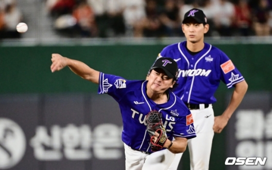 고우석(왼쪽)과 이정후.