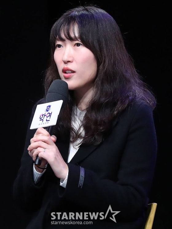 오미경 PD가 5일 오후 서우 마포구 상암동 MBC사옥에서 진행된 예능 '솔로 동창회 학연' 제작발표회에 참석해 인사말을 하고 있다. '솔로 동창회 학연'은 학창 시절 친구가 연인이 되는 ‘솔로 동창회‘로, 10여 년 만에 모인 초등학교 동창생들이 4박 5일간 함께하며 사랑을 싹틔우는 연애 리얼리티다. 2023.12.05 /사진=김창현