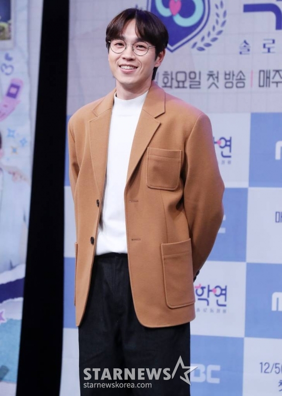 가수 이석훈이 5일 오후 서우 마포구 상암동 MBC사옥에서 진행된 예능 '솔로 동창회 학연' 제작발표회에 참석해 포즈를 취하고 있다. '솔로 동창회 학연'은 학창 시절 친구가 연인이 되는 ‘솔로 동창회‘로, 10여 년 만에 모인 초등학교 동창생들이 4박 5일간 함께하며 사랑을 싹틔우는 연애 리얼리티다. 2023.12.05 /사진=김창현