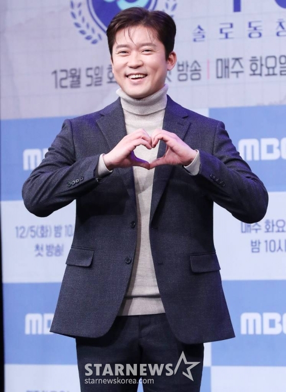 아나운서 김대호가 5일 오후 서우 마포구 상암동 MBC사옥에서 진행된 예능 '솔로 동창회 학연' 제작발표회에 참석해 포즈를 취하고 있다. '솔로 동창회 학연'은 학창 시절 친구가 연인이 되는 ‘솔로 동창회‘로, 10여 년 만에 모인 초등학교 동창생들이 4박 5일간 함께하며 사랑을 싹틔우는 연애 리얼리티다. 2023.12.05 /사진=김창현