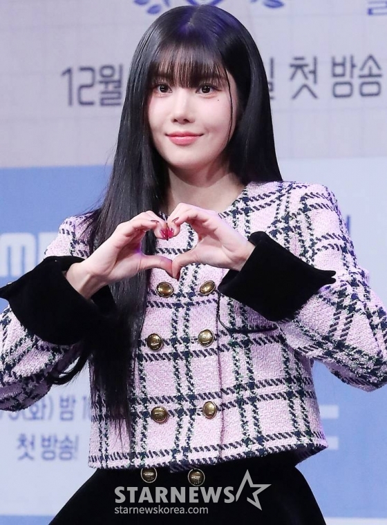 가수 권은비가 5일 오후 서우 마포구 상암동 MBC사옥에서 진행된 예능 '솔로 동창회 학연' 제작발표회에 참석해 포즈를 취하고 있다. '솔로 동창회 학연'은 학창 시절 친구가 연인이 되는 ‘솔로 동창회‘로, 10여 년 만에 모인 초등학교 동창생들이 4박 5일간 함께하며 사랑을 싹틔우는 연애 리얼리티다. 2023.12.05 /사진=김창현