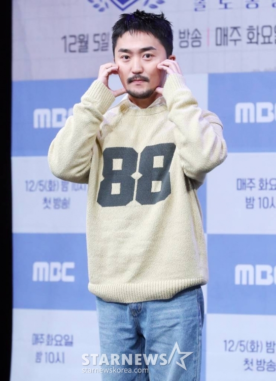 방송인 유병재가 5일 오후 서우 마포구 상암동 MBC사옥에서 진행된 예능 '솔로 동창회 학연' 제작발표회에 참석해 포즈를 취하고 있다. '솔로 동창회 학연'은 학창 시절 친구가 연인이 되는 ‘솔로 동창회‘로, 10여 년 만에 모인 초등학교 동창생들이 4박 5일간 함께하며 사랑을 싹틔우는 연애 리얼리티다. 2023.12.05 /사진=김창현