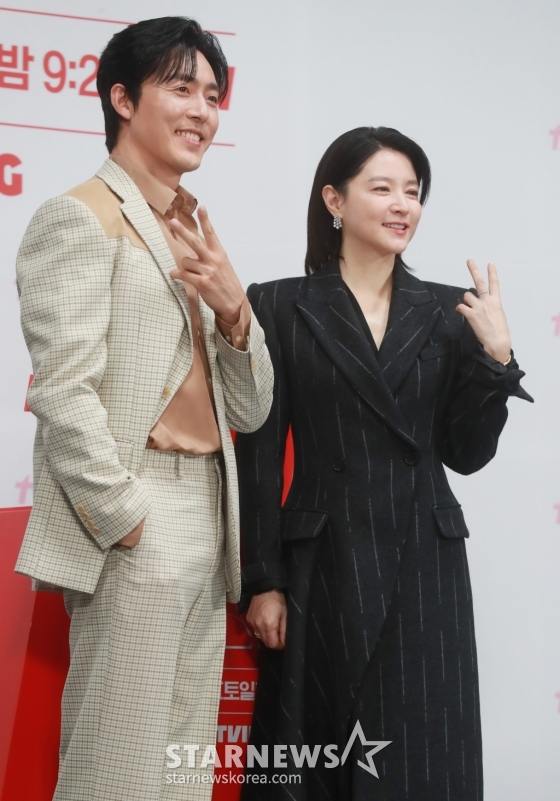 이무생(왼쪽)과 이영애 /사진=이동훈 기자