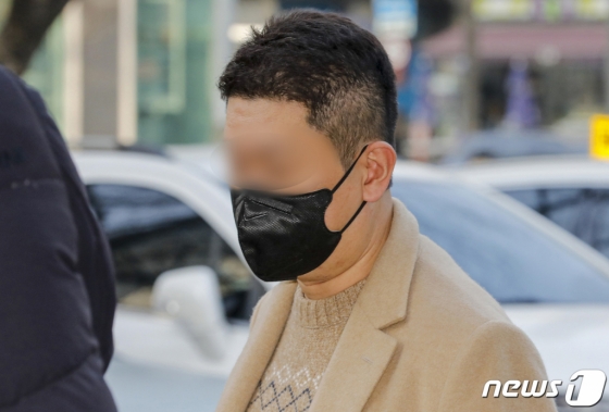 (서울=뉴스1) 김도우 기자 = 가상화폐거래소 빗썸의 실소유주로 알려진 사업가 강종현씨가 1일 오전 서울 양천구 서울남부지방법원에서 열린 특정경제범죄가중처벌법상 횡령·배임, 자본시장법상 사기적 부정거래 혐의 관련 구속 전 피의자 심문(영장실질심사)에 출석하고 있다. 2023.2.1/뉴스1 Copyright (C) 뉴스1. All rights reserved. 무단 전재 및 재배포 금지.