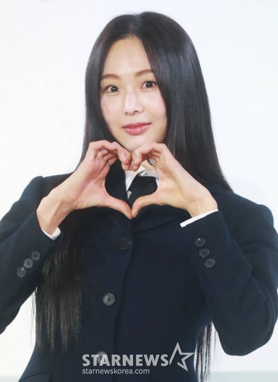배우 금새록이 6일 오후 앰베서더 서울 풀만 호텔에서 진행된 디즈니+ '사운드트랙 #2' 제작발표회에 참석해 포즈를 취하고 있다.  피아노 과외 선생님 현서가 뜨겁게 사랑하고 차갑게 헤어졌던 전연인과 바랜 꿈을 다시 잡아준 연하남과 함께 뮤직 프로젝트를 위해 한 집에 머물게 되면서 벌어지는 로맨스 드라마 '사운드트랙 #2'는 6일 공개된다. /2023.12.06 /사진=이동훈