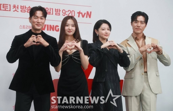 배우 김영재, 황보름별, 이영애, 이무생이 6일 오전 서울 구로구 라마다 신도림 호텔에서 진행된 tvN 토일드라마 '마에스트라' 제작발표회에 참석해 포즈를 취하고 있다. 전 세계 단 5%뿐인 여성 지휘자 마에스트라, 천재 혹은 전설이라 불리는 차세음이 자신의 비밀을 감춘 채 오케스트라를 둘러싼 사건의 진실을 찾아가는 미스터리 드라마 '마에스트라'는 오는 9일 첫 방송된다. /2023.12.06 /사진=이동훈