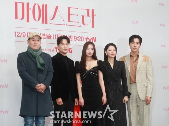 김정권 감독, 배우 김영재, 황보름별, 이영애, 이무생이 6일 오전 서울 구로구 라마다 신도림 호텔에서 진행된 tvN 토일드라마 '마에스트라' 제작발표회에 참석해 포즈를 취하고 있다. 전 세계 단 5%뿐인 여성 지휘자 마에스트라, 천재 혹은 전설이라 불리는 차세음이 자신의 비밀을 감춘 채 오케스트라를 둘러싼 사건의 진실을 찾아가는 미스터리 드라마 '마에스트라'는 오는 9일 첫 방송된다. /2023.12.06 /사진=이동훈