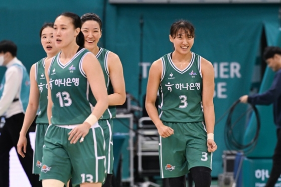 6일 신한은행과 홈경기에 출전한 하나원큐 김시온, 김정은, 양인영, 정예림(왼쪽부터). /사진=WKBL