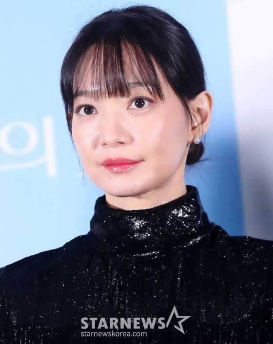 배우 신민아가 27일 오후 서울 광진구 롯데시네마 건대입구에서 진행된 영화 '3일의 휴가' 언론시사회 및 기자간담회에 참석해 취재진을 바라보고 있다. '3일의 휴가'는 하늘에서 휴가 온 엄마 '복자'(김해숙 분)와 엄마의 레시피로 백반집을 운영하는 딸 '진주'(신민아 분)의 힐링 판타지 영화. 12월 6일 개봉. 2023.11.27 /사진=김창현