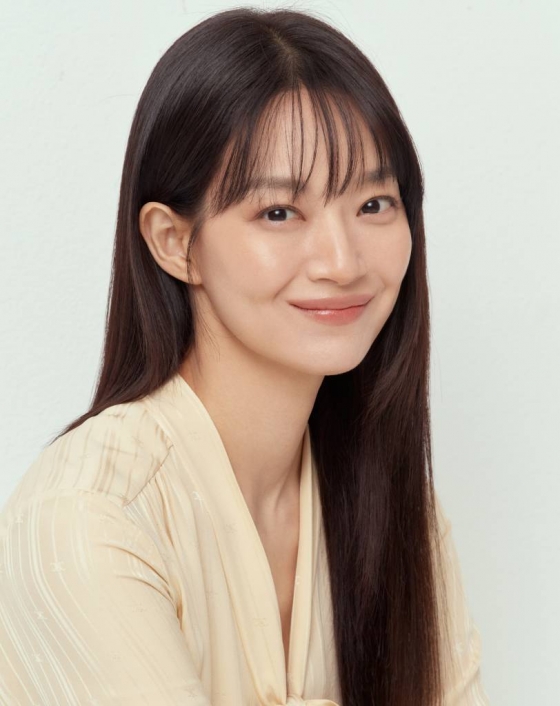 배우 신민아가 4일 오전 서울 종로구 삼청동의 한 카페에서 진행된 영화 '3일의 휴가' 개봉 인터뷰를 취해 포즈를 취하고 있다. '3일의 휴가'는 하늘에서 휴가 온 엄마 '복자'(김해숙 분)와 엄마의 레시피로 백반집을 운영하는 딸 '진주'(신민아 분)의 힐링 판타지 영화. 오는 6일 개봉. / 사진제공 = 에이엠엔터테인먼트 /사진=김창현