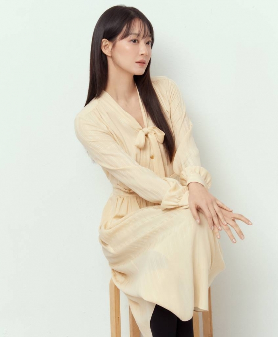 배우 신민아가 4일 오전 서울 종로구 삼청동의 한 카페에서 진행된 영화 '3일의 휴가' 개봉 인터뷰를 취해 포즈를 취하고 있다. '3일의 휴가'는 하늘에서 휴가 온 엄마 '복자'(김해숙 분)와 엄마의 레시피로 백반집을 운영하는 딸 '진주'(신민아 분)의 힐링 판타지 영화. 오는 6일 개봉. / 사진제공 = 에이엠엔터테인먼트 /사진=김창현