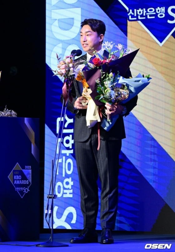 손아섭이 2023 KBO 시상식에서 타율, 안타상을 수상하고 있다. /사진=OSEN