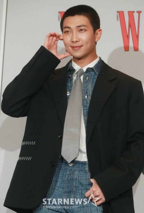 방탄소년단 RM이 24일 오후 서울 포시즌스호텔에서 진행된 제18회 유방암 인식 향상 캠페인 'W Korea'에 참석해 포즈를 취하고 있다. /2023.11.24 /사진=이동훈