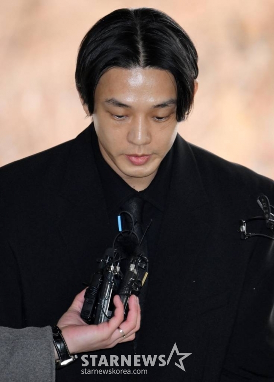 마약류 관리에 관한 법률 위반(향정) 등 혐의로 기소된 배우 유아인(본명 엄홍식)이 12일 오전 서울 서초구 중앙지법에서 열린 첫 공판에 출석하고 있다. 현재 유아인은 프로포폴, 대마, 케타민, 코카인, 졸피뎀, 미다졸람, 알프라졸람 등 총 7종 이상의 마약 투약 혐의(마약류관리법 위반 등)를 받고 있다. 2023.12.12 /사진=김창현