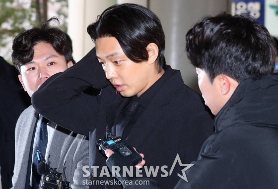 마약류 관리에 관한 법률 위반(향정) 등 혐의로 기소된 배우 유아인(본명 엄홍식)이 12일 오전 서울 서초구 중앙지법에서 열린 첫 공판에 출석하고 있다. 현재 유아인은 프로포폴, 대마, 케타민, 코카인, 졸피뎀, 미다졸람, 알프라졸람 등 총 7종 이상의 마약 투약 혐의(마약류관리법 위반 등)를 받고 있다. 2023.12.12 /사진=김창현