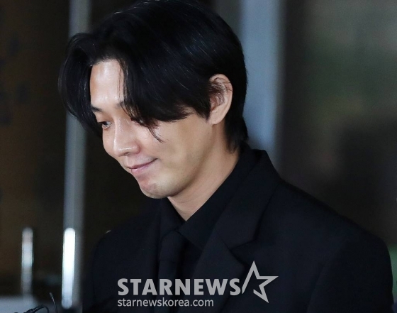 마약류 관리에 관한 법률 위반(향정) 등 혐의로 기소된 배우 유아인(본명 엄홍식)이 12일 오전 서울 서초구 중앙지법에서 열린 첫 공판을 마친 뒤 차량으로 향하고 있다. 현재 유아인은 프로포폴, 대마, 케타민, 코카인, 졸피뎀, 미다졸람, 알프라졸람 등 총 7종 이상의 마약 투약 혐의(마약류관리법 위반 등)를 받고 있다. 2023.12.12 /사진=김창현