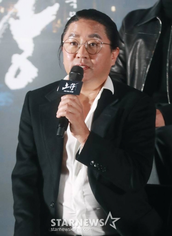 김한민 감독이 12일 오후 서울 롯데시네마 월드타워점에서 진행된 영화 '노량: 죽음의 바다'(감독 김한민) 언론시사회 및 기자간담회에 참석해 질문에 답하고 있다. /2023.12.12 /사진=이동훈