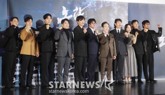 배우 김성규, 이규형, 이무생, 박명훈, 정재영, 김윤석, 백윤식, 허준호, 문정희, 최덕문, 박훈이 15일 오전 서울 광진구 롯데시네마 건대입구점에서 진행된 영화 '노량: 죽음의 바다'(감독 김한민) 제작발표회에 참석해 포즈를 취하고 있다. /2023.11.15 /사진=이동훈