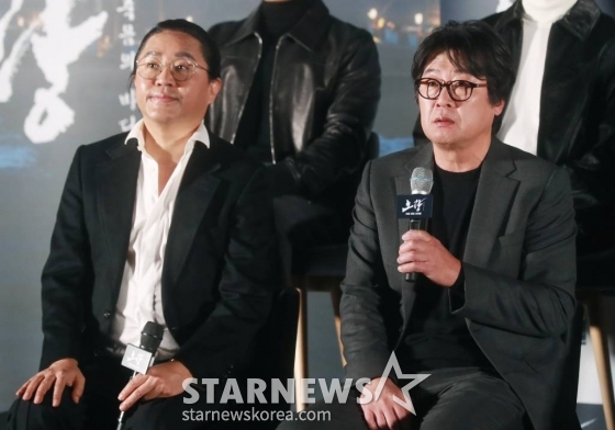 배우 김윤석, 김한민 감독이 12일 오후 서울 롯데시네마 월드타워점에서 진행된 영화 '노량: 죽음의 바다'(감독 김한민) 언론시사회 및 기자간담회에 참석해 질문에 답하고 있다. /2023.12.12 /사진=이동훈