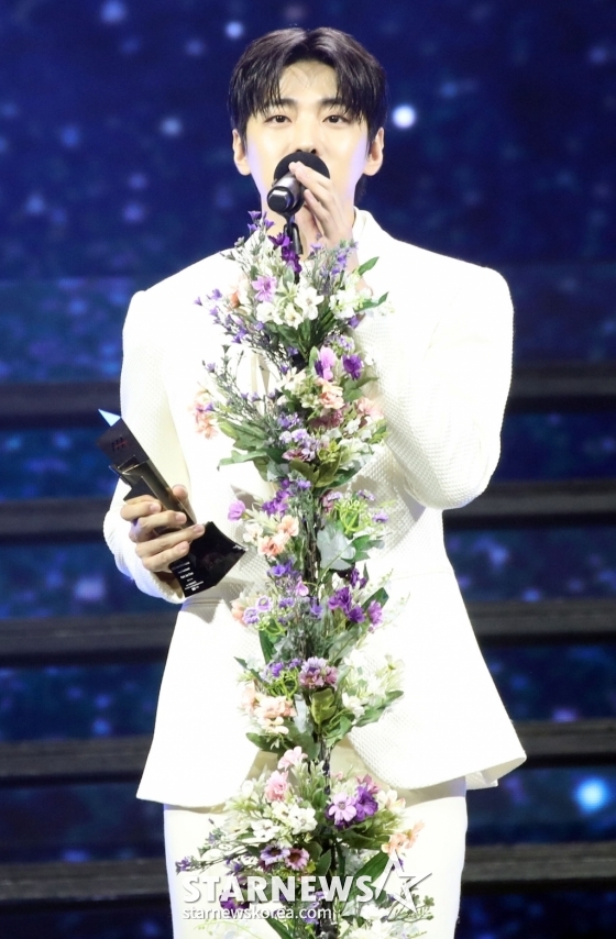 가수 재찬이 14일 필리핀 아레나에서 열린 '2023 아시아 아티스트 어워즈 인 필리핀'(2023 Asia Artist Awards IN THE PHILIPPINES, 이하 '2023 AAA')에서 'AAA 뉴웨이브 상'을 수상하고 소감을 말하고 있다.   '2023 AAA'는 스타뉴스가 주최하고 Asia Artist Awards 조직위원회, TONZ 엔터테인먼트, PULP Live World가 공동 주관한다. 그룹 아이브(IVE) 장원영, 가수 강다니엘, 그룹 제로베이스원 성한빈이 MC를 맡았다. 2023.12.14/사진=임성균 기자