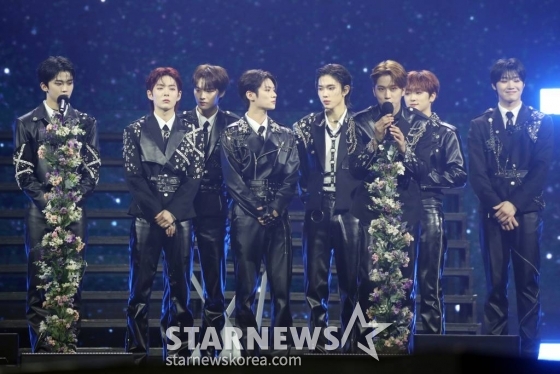 그룹 루네이트가 14일 필리핀 아레나에서 열린 '2023 아시아 아티스트 어워즈 인 필리핀'(2023 Asia Artist Awards IN THE PHILIPPINES, 이하 '2023 AAA')에서 'AAA포커스 상'을 수상하고 소감을 말하고 있다. '2023 AAA'는 스타뉴스가 주최하고 Asia Artist Awards 조직위원회, TONZ 엔터테인먼트, PULP Live World가 공동 주관한다. 그룹 아이브(IVE) 장원영, 가수 강다니엘, 그룹 제로베이스원 성한빈이 MC를 맡았다. 2023.12.14 /사진=임성균