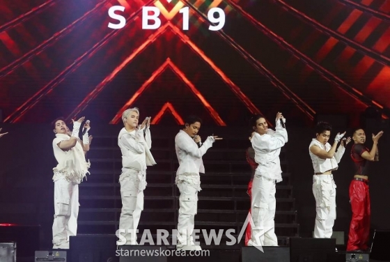 SB19가 14일 필리핀 아레나에서 열린 '2023 아시아 아티스트 어워즈 인 필리핀'(2023 Asia Artist Awards IN THE PHILIPPINES, 이하 '2023 AAA')에서 멋진 무대를 선보이고 있다. '2023 AAA'는 스타뉴스가 주최하고 Asia Artist Awards 조직위원회, TONZ 엔터테인먼트, PULP Live World가 공동 주관한다. 그룹 아이브(IVE) 장원영, 가수 강다니엘, 그룹 제로베이스원 성한빈이 MC를 맡았다. 2023.12.14 /사진=김창현