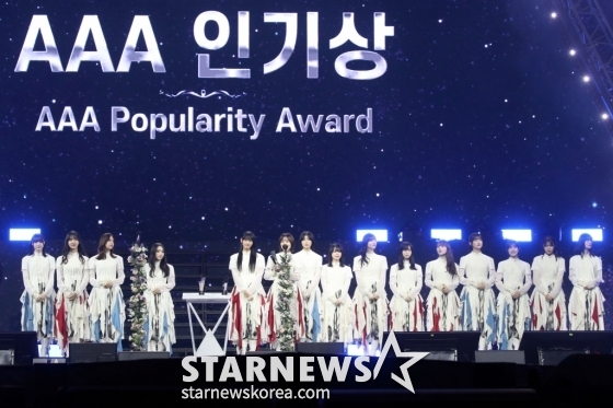 사쿠라자카 포티 식스가 14일 필리핀 아레나에서 열린 '2023 아시아 아티스트 어워즈 인 필리핀'(2023 Asia Artist Awards IN THE PHILIPPINES, 이하 '2023 AAA')에서 'AAA 인기상'을 수상하고 소감을 말하고 있다. '2023 AAA'는 스타뉴스가 주최하고 Asia Artist Awards 조직위원회, TONZ 엔터테인먼트, PULP Live World가 공동 주관한다. 그룹 아이브(IVE) 장원영, 가수 강다니엘, 그룹 제로베이스원 성한빈이 MC를 맡았다. 2023.12.14