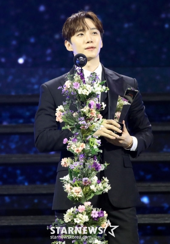 가수 겸 배우 이준호가 14일 필리핀 아레나에서 열린 '2023 아시아 아티스트 어워즈 인 필리핀'(2023 Asia Artist Awards IN THE PHILIPPINES, 이하 '2023 AAA')에서 'AAA 인기상'을 수상하고 소감을 말하고 있다. '2023 AAA'는 스타뉴스가 주최하고 Asia Artist Awards 조직위원회, TONZ 엔터테인먼트, PULP Live World가 공동 주관한다. 그룹 아이브(IVE) 장원영, 가수 강다니엘, 그룹 제로베이스원 성한빈이 MC를 맡았다. 2023.12.14