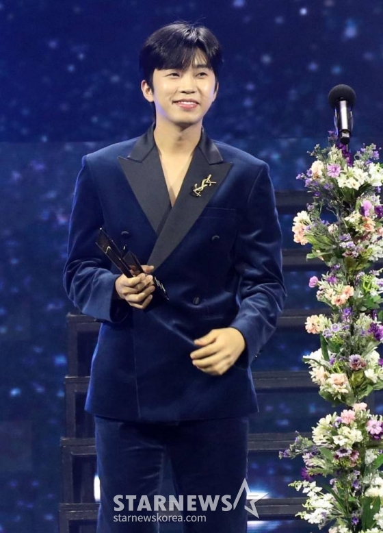 가수 임영웅이 14일 필리핀 아레나에서 열린 '2023 아시아 아티스트 어워즈 인 필리핀'(2023 Asia Artist Awards IN THE PHILIPPINES, 이하 '2023 AAA')에서 'AAA 핫트렌드상'을 수상하고 소감을 말하고 있다. '2023 AAA'는 스타뉴스가 주최하고 Asia Artist Awards 조직위원회, TONZ 엔터테인먼트, PULP Live World가 공동 주관한다. 그룹 아이브(IVE) 장원영, 가수 강다니엘, 그룹 제로베이스원 성한빈이 MC를 맡았다. 2023.12.14 /사진=임성균