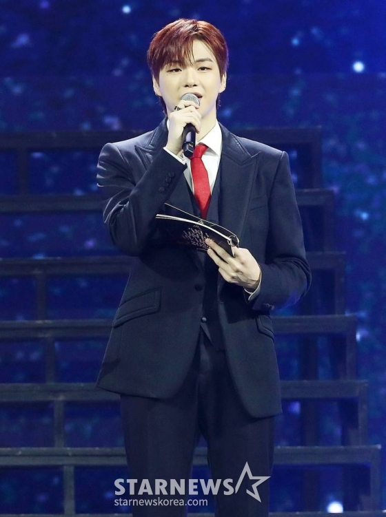 가수 강다니엘이 14일 필리핀 아레나에서 열린 '2023 아시아 아티스트 어워즈 인 필리핀'(2023 Asia Artist Awards IN THE PHILIPPINES, 이하 '2023 AAA')에서 인사말을 하고 있다. '2023 AAA'는 스타뉴스가 주최하고 Asia Artist Awards 조직위원회, TONZ 엔터테인먼트, PULP Live World가 공동 주관한다. 그룹 아이브(IVE) 장원영, 가수 강다니엘, 그룹 제로베이스원 성한빈이 MC를 맡았다. 2023.12.14 /사진=김창현