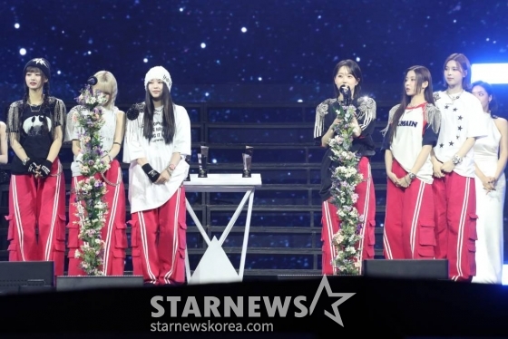 크룹 엔믹스가 14일 필리핀 아레나에서 열린 '2023 아시아 아티스트 어워즈 인 필리핀'(2023 Asia Artist Awards IN THE PHILIPPINES, 이하 '2023 AAA')에서 'AAA 아이콘상'을 수상하고 소감을 말하고 있다. '2023 AAA'는 스타뉴스가 주최하고 Asia Artist Awards 조직위원회, TONZ 엔터테인먼트, PULP Live World가 공동 주관한다. 그룹 아이브(IVE) 장원영, 가수 강다니엘, 그룹 제로베이스원 성한빈이 MC를 맡았다. 2023.12.14 /사진=임성균