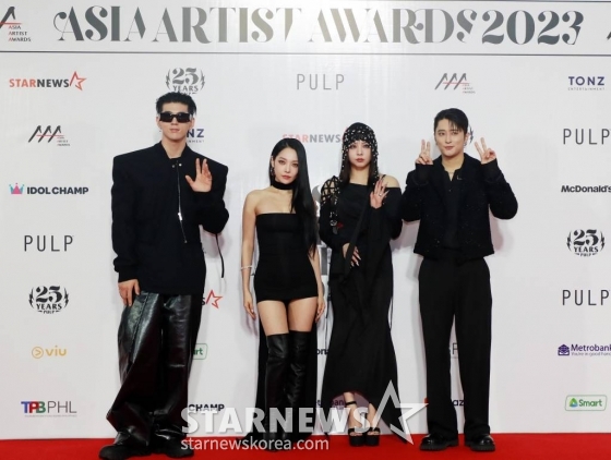 혼성그룹 카드가 14일 필리핀 아레나에서 열린 '2023 아시아 아티스트 어워즈 인 필리핀'(2023 Asia Artist Awards IN THE PHILIPPINES, 이하 '2023 AAA') 레드카펫 행사에 참석해 포즈를 취하고 있다. '2023 AAA'는 스타뉴스가 주최하고 Asia Artist Awards 조직위원회, TONZ 엔터테인먼트, PULP Live World가 공동 주관한다. 그룹 아이브(IVE) 장원영, 가수 강다니엘, 그룹 제로베이스원 성한빈이 MC를 맡았다. 2023.12.14 /사진=이동훈